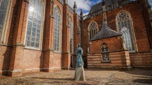 Placeholder for Kerk plein met beeld