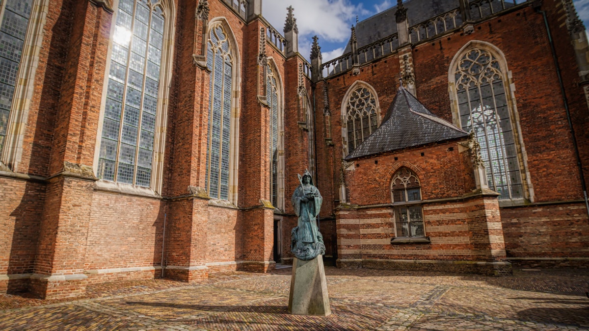 Kerk plein met beeld